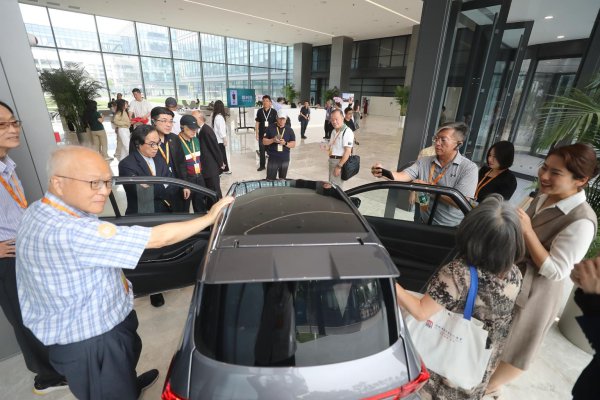 中国坐褥巧合是白菜价！台湾嘉宾参不雅理念念汽车直呼“颠覆看法”