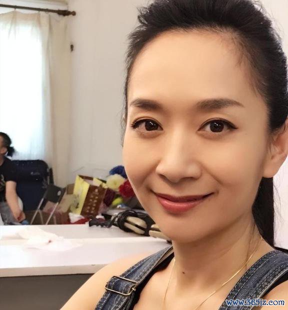 主理东说念主王芳晒北京豪宅，院子大到能跑步有喷泉，18岁犬子皮肤真黑