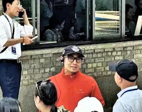 撒贝宁敦煌带娃游，女儿撒娇超萌，李白牛仔装亮眼
