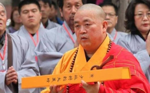 刘涛与释永信同桌吃饭引热议 夹菜细节惹出大磋磨