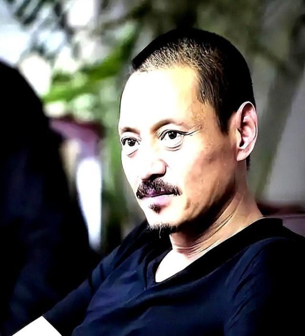 《戏台》2亿票房背后，3东说念主升职成热点，2东说念主绝对坍弛，陈大愚竟成“笑点”制造机